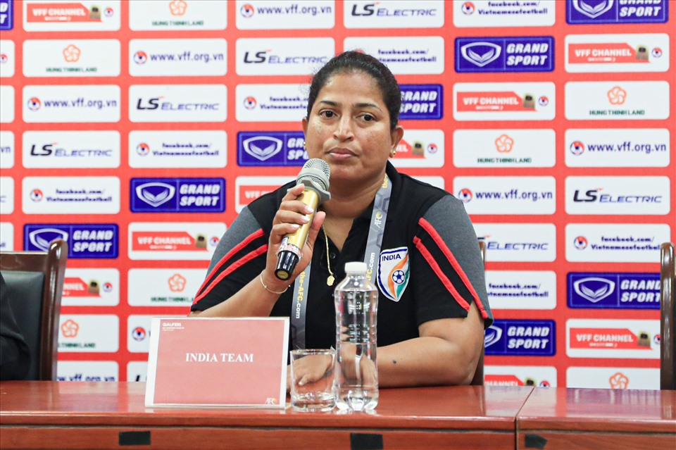 Huấn luyện viên trưởng U20 nữ Ấn Độ gửi lời cảm ơn tới ban tổ chức và các tình nguyện viên nước chủ nhà Việt Nam. Ảnh: Minh Dân