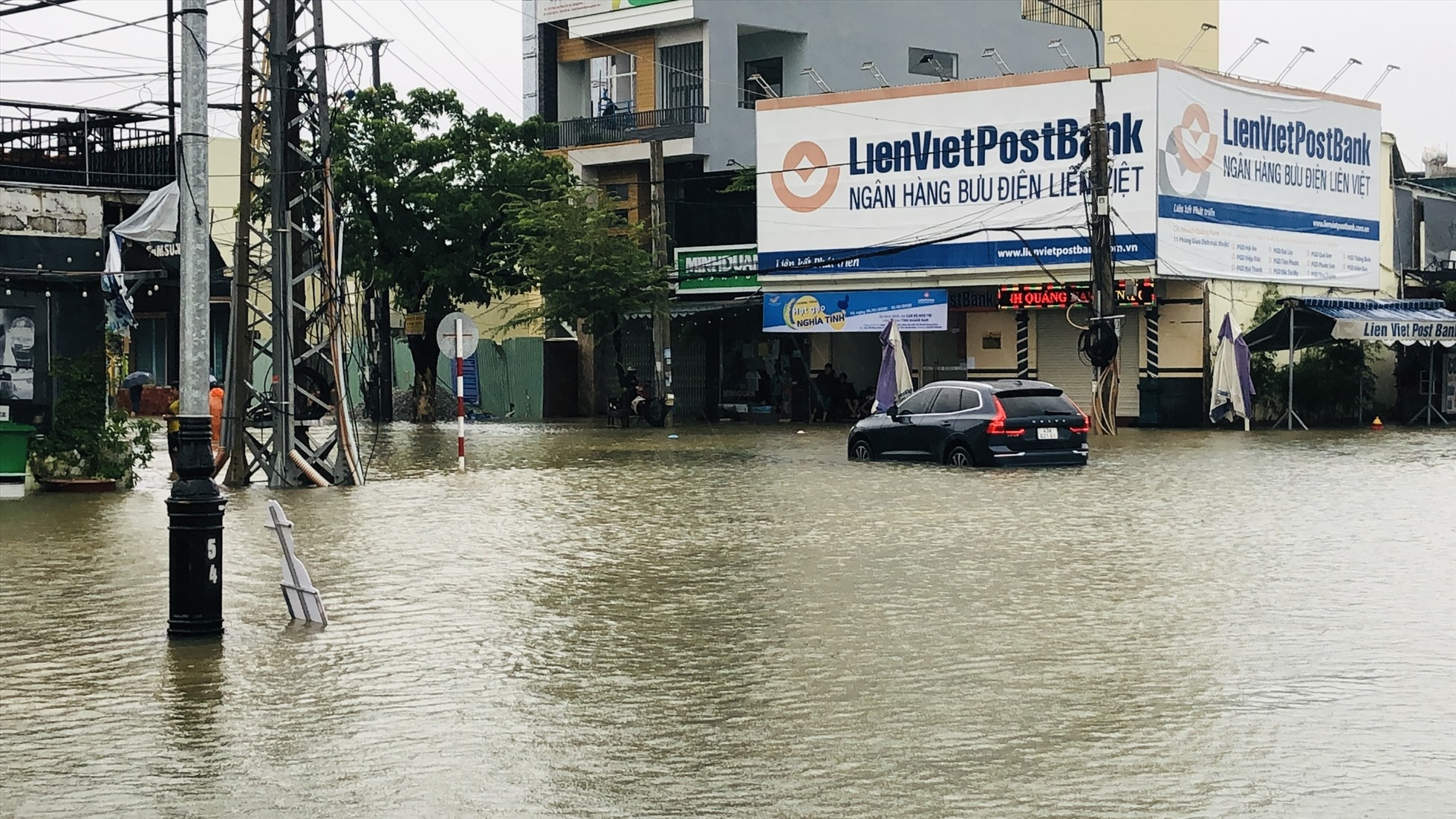 TP Tam Kỳ đối diện với nguy cơ ngập úng mỗi khi có mưa lớn diện rộng. Trong ảnh: Nút giao đường Điện Biên Phủ - Phan Chu Trinh, TP Tam Kỳ ngập úng năm 2021. Ảnh Hoàng Bin.
