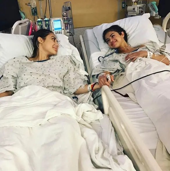 Hình ảnh Selena Gomez và Francia Raisa nắm tay nhau trên giường bệnh gây xúc động mạnh. Ảnh: Instagram Selena Gomez