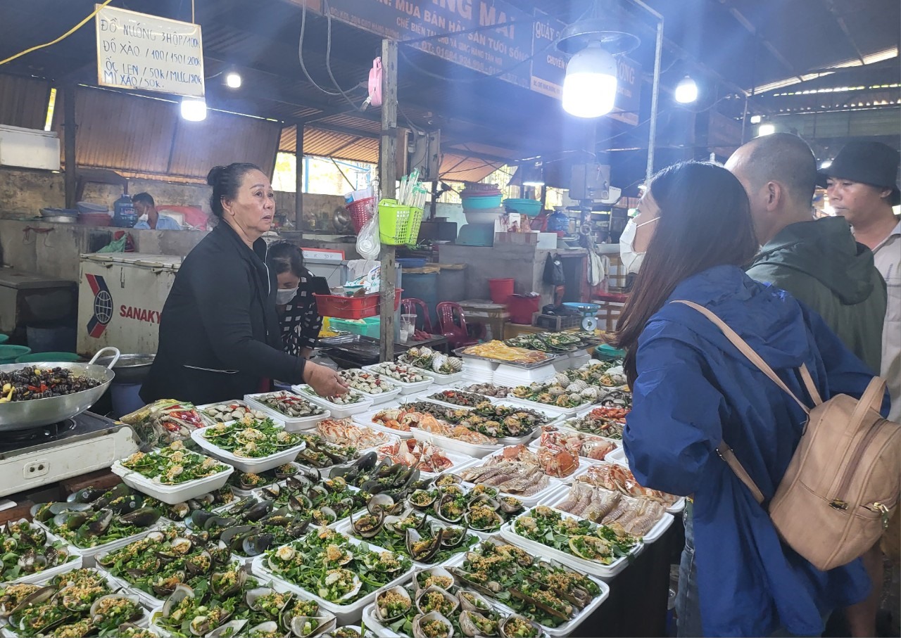 Hàng Dương là một khu chợ hải sản lớn và rất nổi tiếng bởi sự đa dạng và phong phú về các loại hải sản ngon, tươi sống nhưng giá cả vô cùng hợp lý.