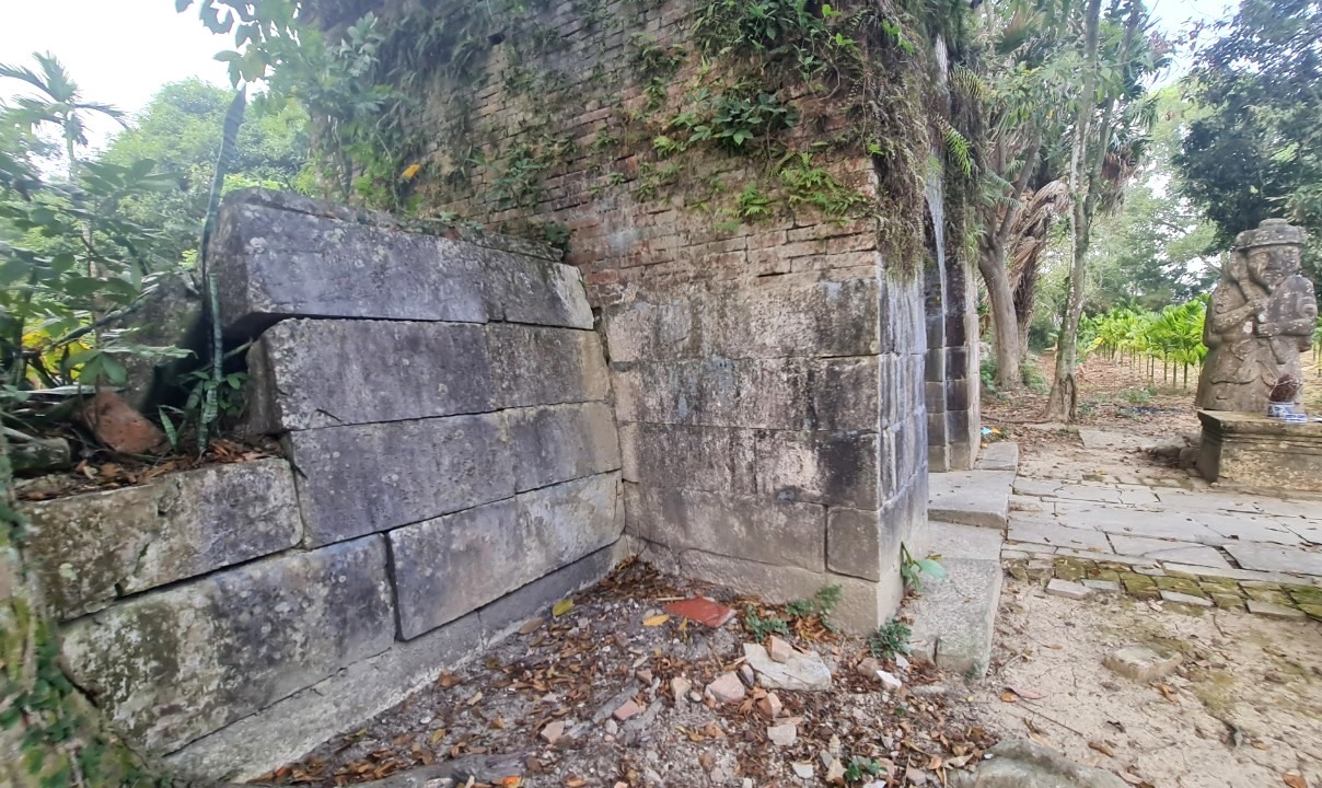 Khu đền thờ - lăng mộ Phúc Khê Tướng công Nguyễn Văn Nghi với tổng diện tích gần 4ha bao gồm nhiều thành phần kiến trúc, được bố trí theo kiểu “Nội công ngoại quốc“, gồm 2 vòng thành khép kín. Ảnh: Quách Du