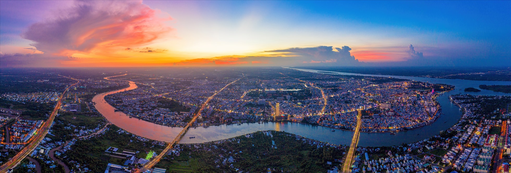 Toàn cảnh con sông Cần Thơ, ôm trọn thành phố.