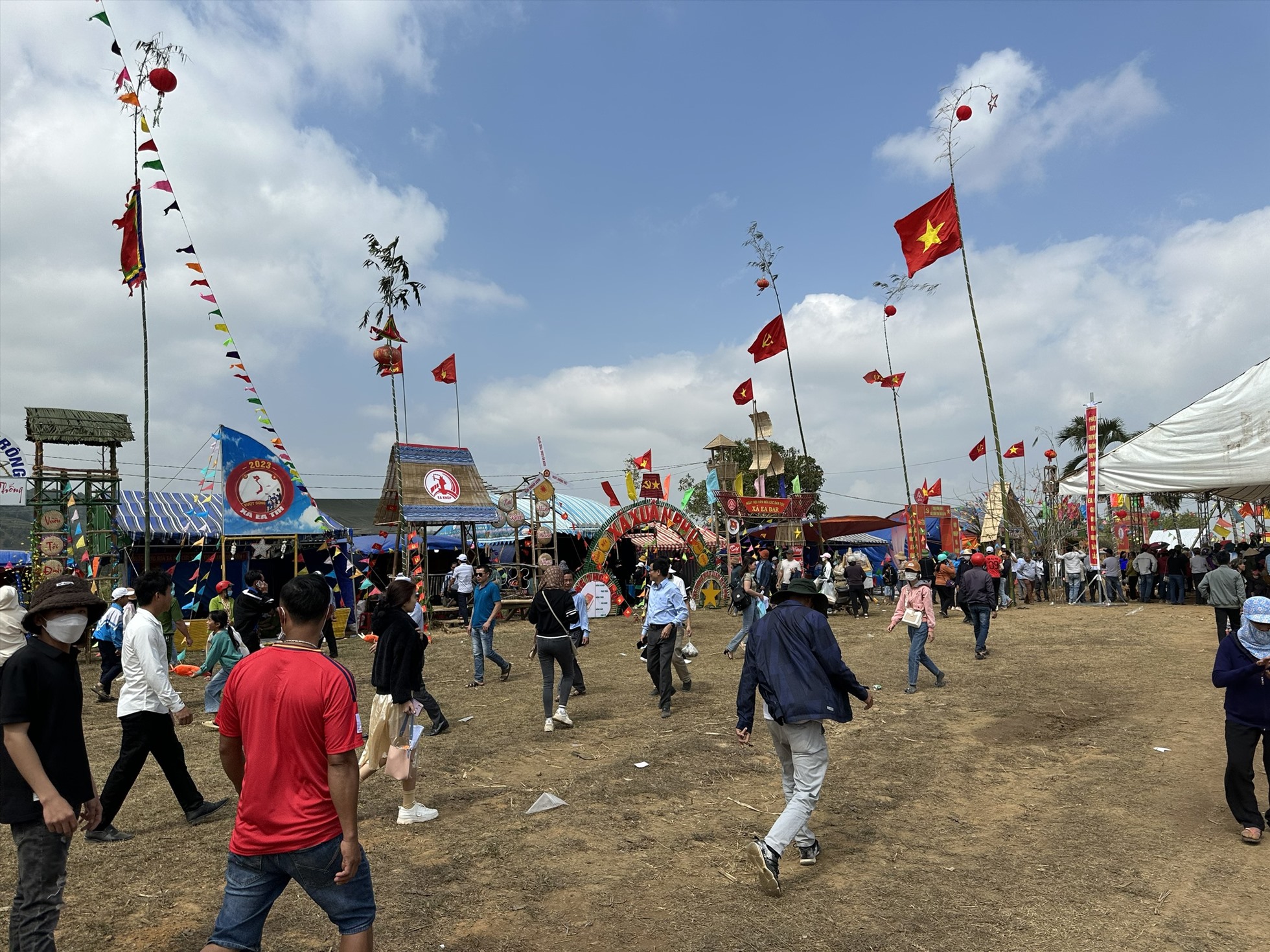 Rất đông người dân trên địa bàn huyện Ea Kar và du khách đến Đắk Lắk tham gia Lễ hội cà phê ghé chơi ngày hội. Ảnh: Bảo Trung