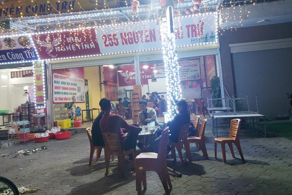 Khách ăn nhậu trong quán bia ở địa chỉ 255 đường Nguyễn Công Trứ, thành phố Hà Tĩnh. Ảnh: Trần Tuấn