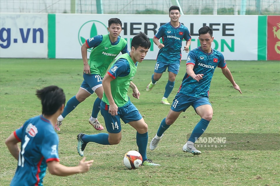 Các cầu thủ đội tuyển quốc gia và U23 hỗ trợ lẫn nhau trong lúc tập luyện. Ảnh: Minh Quân