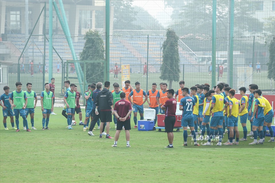Huấn luyện viên Troussier trộn lẫn U23 và đội tuyển Việt Nam cùng tập luyện. Ảnh: Minh Quân
