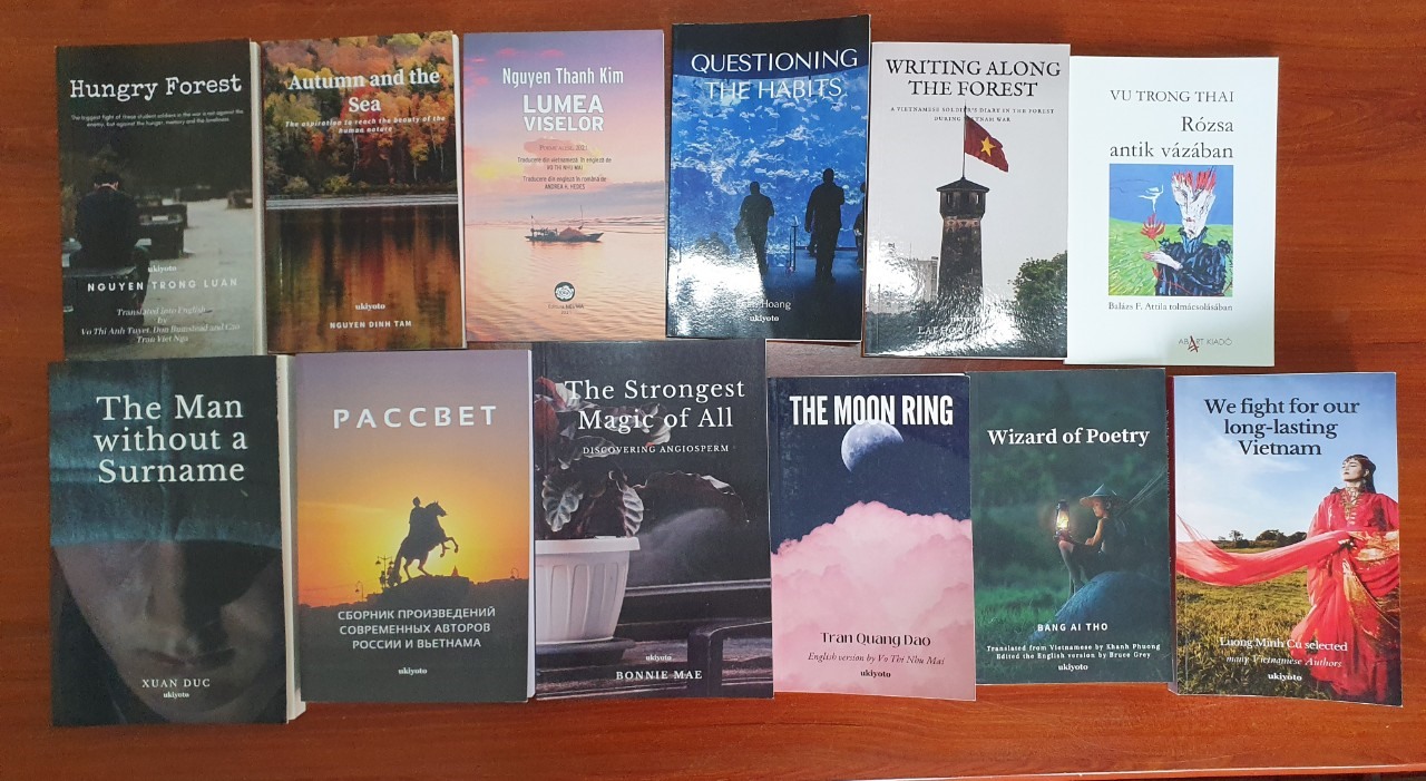 Một số tác phẩm Việt Nam được nhóm nữ dịch giả Hà Nội tổ chức xuất bản ở nước ngoài. Ảnh: Kiều Bích Hậu