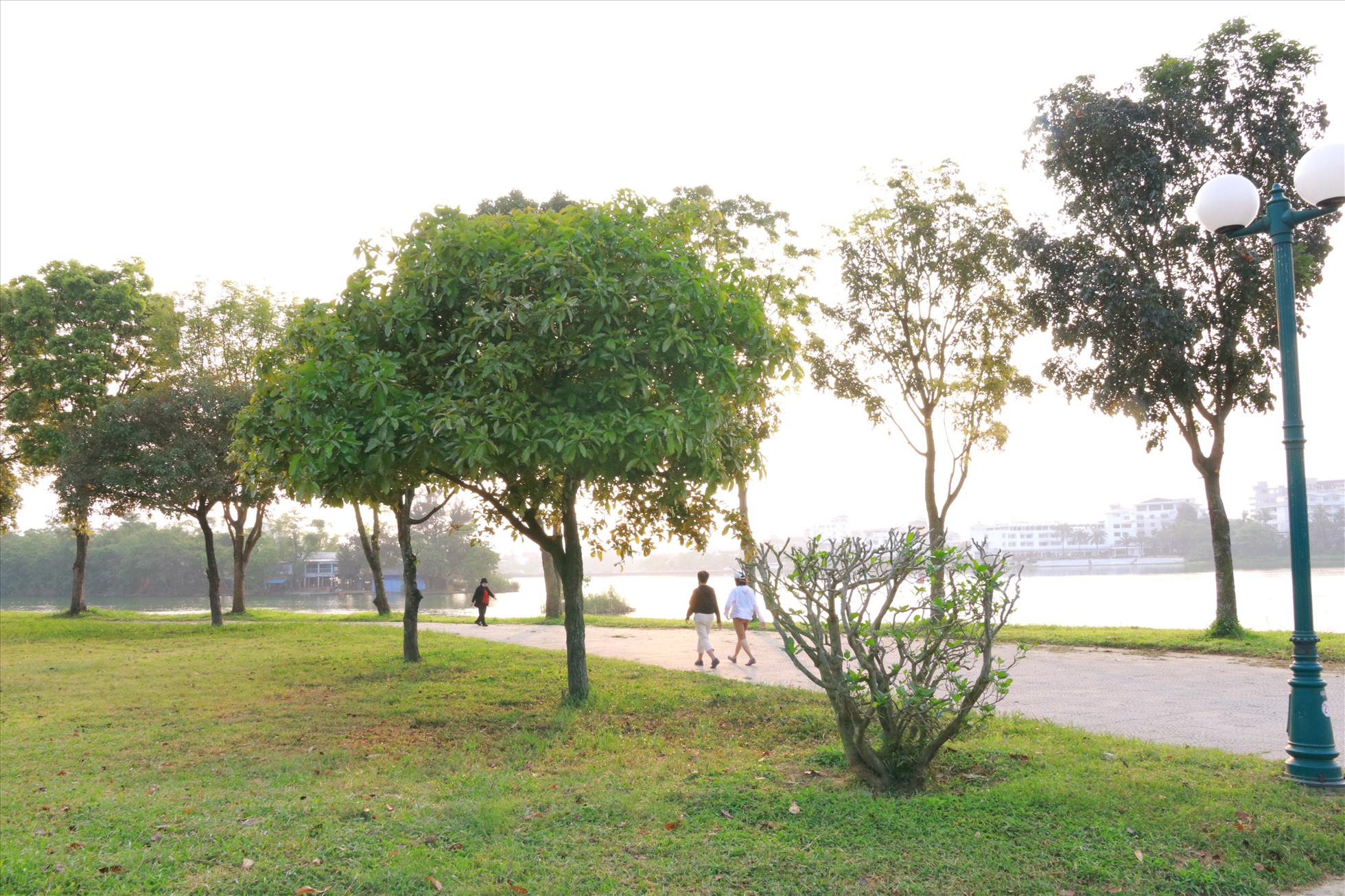 Công viên Trịnh Công Sơn có diện tích khoảng 6,2ha kéo dài gần 1km dọc theo hạ nguồn sông Hương, với tổng thể công viên được cấu trúc bởi 2 phần: Không gian Nối vòng tay lớn (20.000m2) và không gian Vườn âm nhạc (42.000m2).