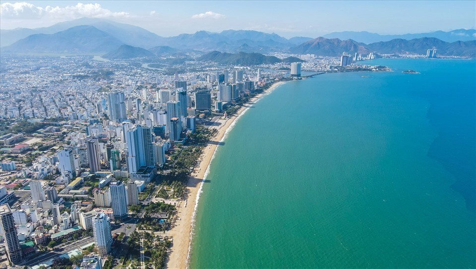 Bờ biển trải dài của Nha Trang hấp dẫn du khách. Ảnh: Hữu Long