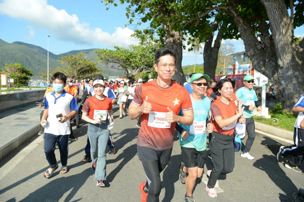 Ông Bennet Neo – Tổng giám đốc SABECO (giữa hình) trên đường chạy Tiền Phong Marathon lần thứ 63 (2022). Nguồn: SABECO