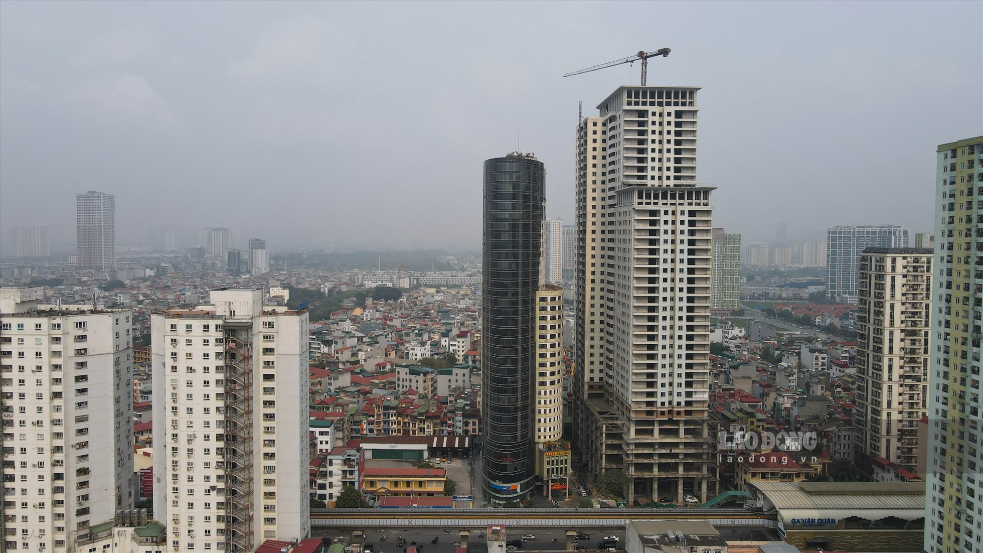 Dự án tọa lạc tại 110 Trần Phú, xây dựng trên khu đất 4.992 m2 với thiết kế tòa tháp 39 tầng nổi và 3 tầng hầm, từ tầng 1 đến tầng 6 là khu trung tâm thương mại, văn phòng, từ tầng 7-39 là khu căn hộ với tổng số 439 căn.