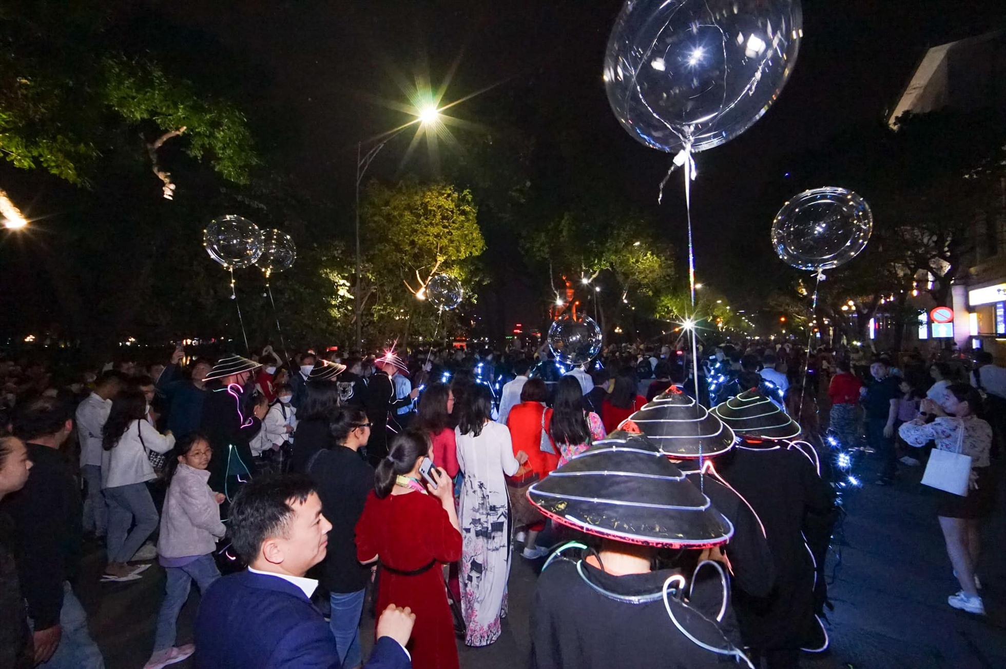 Nhóm trống LED kết hợp với ánh sáng và visual mở màn sự kiện. Ảnh: Sở Du lịch Hà Nội
