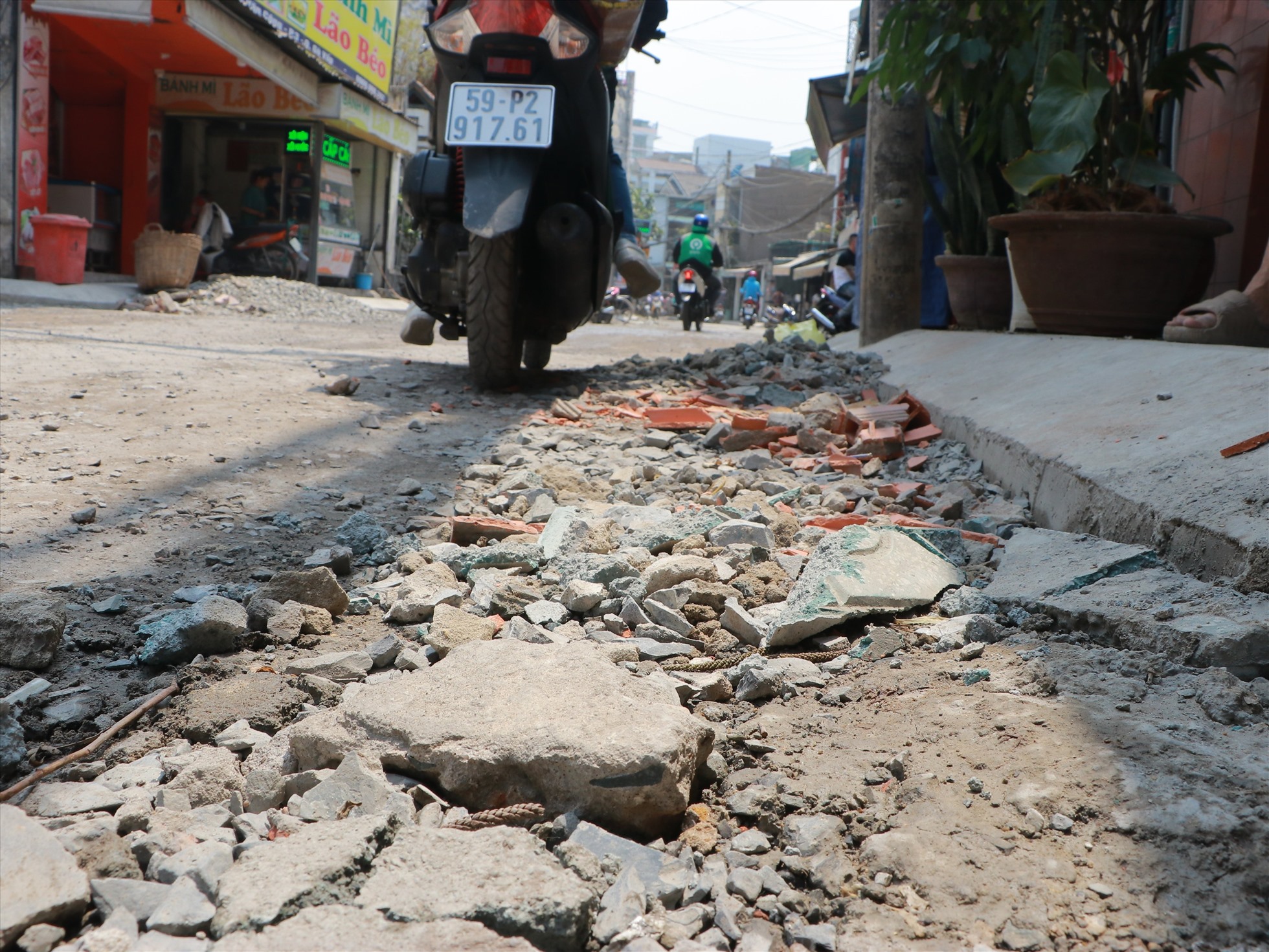 Theo ghi nhận của PV, hiện tại, mặt đường Nguyễn Văn Công vẫn còn rất nhiều đá vụn. Các vật liệu xây dựng lẫn rác thải vẫn còn ngổn ngang trên đường.