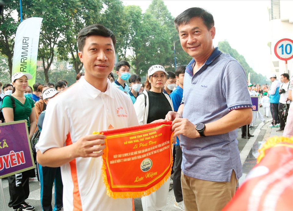 Ông Nguyễn Văn Lộc - Uỷ viên Ban Thường vụ Tỉnh uỷ Bình Dương trao cờ lưu niệm cho các đơn vị tham dự sự kiện. Ảnh: Hoàng Anh