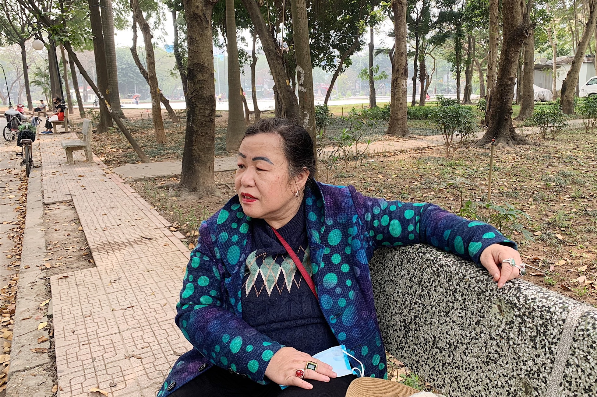 Bà Phạm Thúy Hằng chia sẻ về việc xuống cấp tại Công viên Tuổi trẻ. Ảnh: Thu Hiền