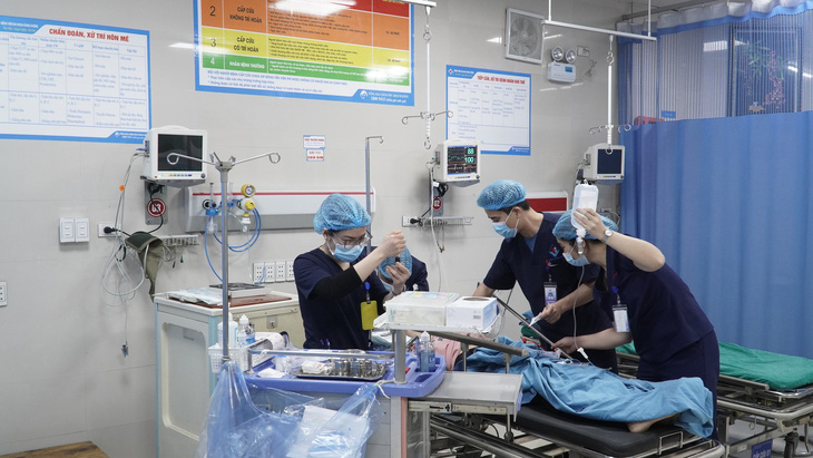 Các bác sĩ Bệnh viện Đa khoa Hùng Vương (Phú Thọ) đang điều trị tích cực cho cô giáo Nguyễn Thị Phượng bị chấn thương sọ não nghiêm trọng do xe đâm vào chó. Ảnh: Bệnh viện cung cấp