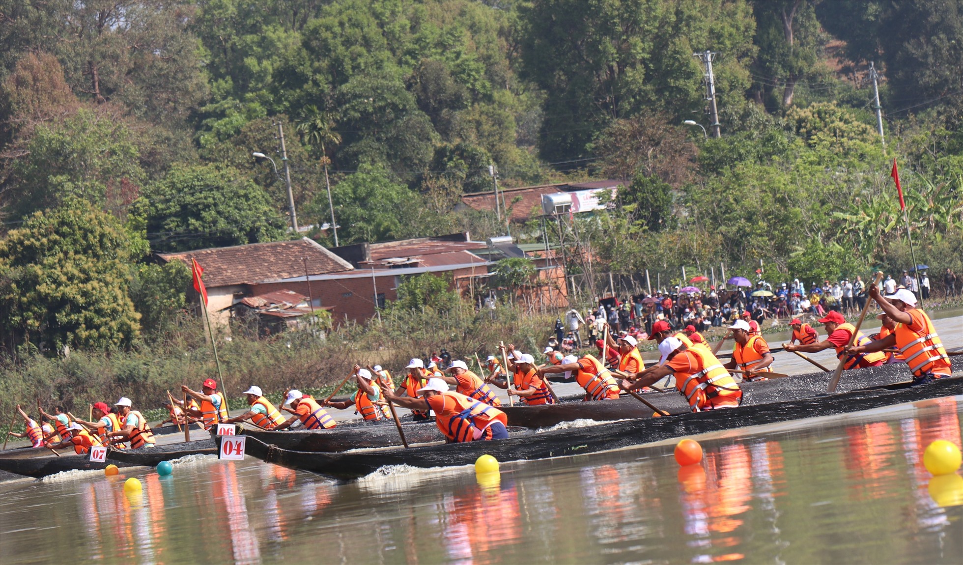 Các vận động viên sổi nổi tranh tài ở hội thi đua thuyền độc mộc ở huyện Lắk. Ảnh: Khánh Huyền