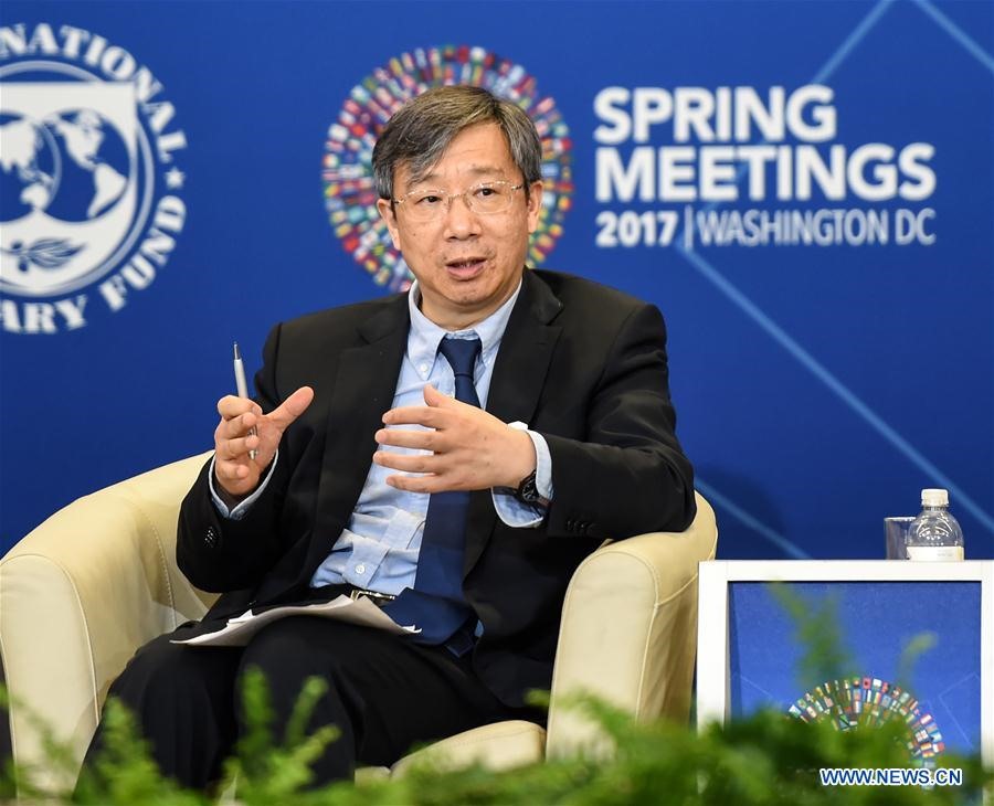 Ông Dị Cương, Phó thống đốc Ngân hàng Trung ương Trung Quốc, phát biểu tại một cuộc họp của Quỹ Tiền tệ Quốc tế (IMF) và Ngân hàng Thế giới ở Washington D.C., Mỹ, ngày 21.4.2017. Ảnh: Xinhua