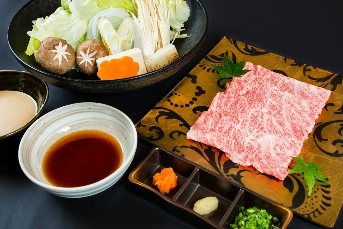 Thịt bò Wagyu Matsusaka được đánh giá cao nhờ hàm lượng chất béo cao, nhiều vân mỡ, hương vị đậm đà và mềm. Ảnh: Shutterstock