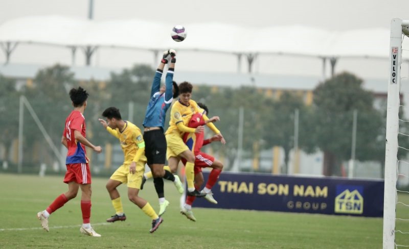 U17 Sông lam Nghệ An (vàng) giành chiến thắng 3-0 trước U17 Đồng Tháp. Ảnh: VFF