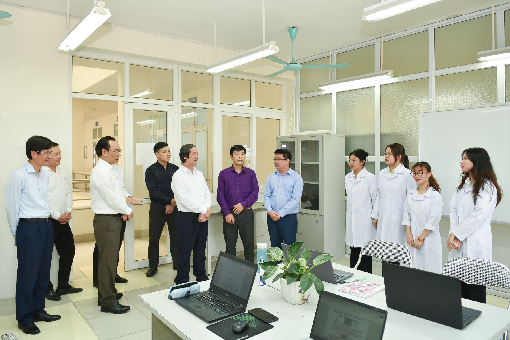 Bộ trưởng Nguyễn Kim Sơn thăm cơ sở vật chất của Trường Đại học Sư phạm Hà Nội 2. Ảnh: MOET