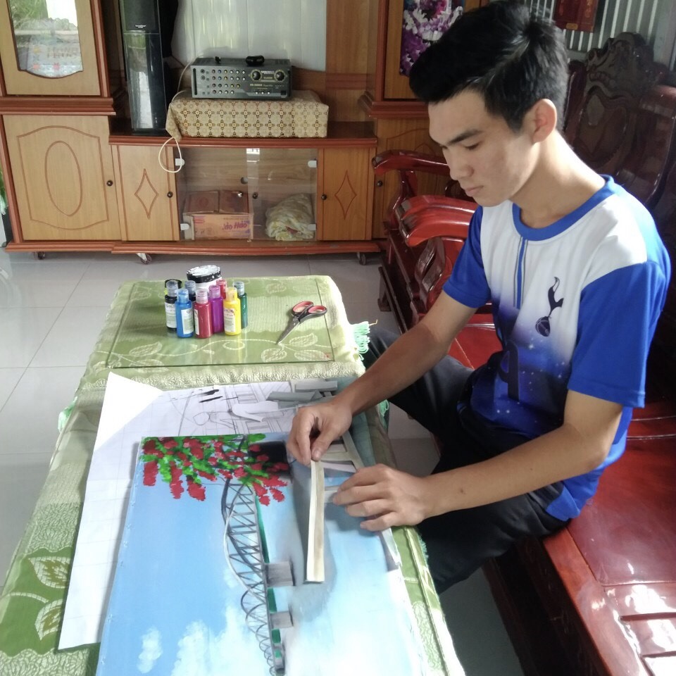 Anh Nguyễn Minh Trí (21 tuổi) đã làm “sống” lại dòng tranh nức tiếng một thời. Ảnh: Tạ Quang