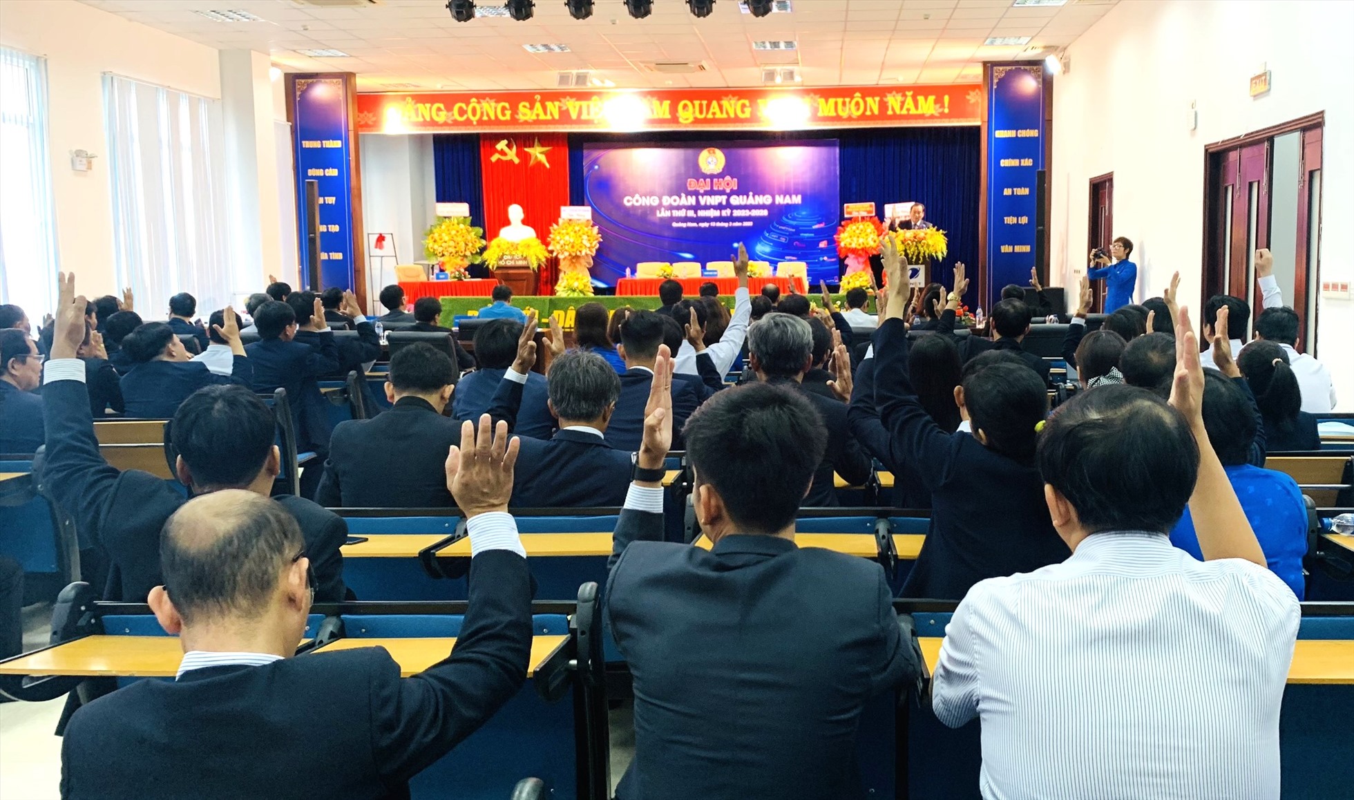 Biểu quyết thông qua Nghị quyết đại hội công đoàn VNPT Quảng Nam. Ảnh Hoàng Bin