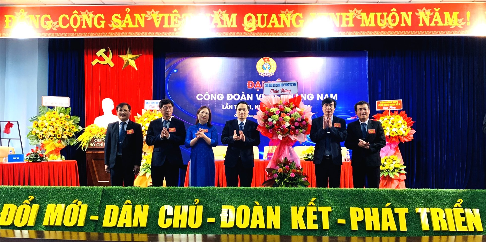 Công đoàn cấp trên tặng hoa chúc mừng Đại hội công đoàn VNPT Quảng Nam nhiệm kỳ 2023 - 2028. Ảnh Hoàng Bin