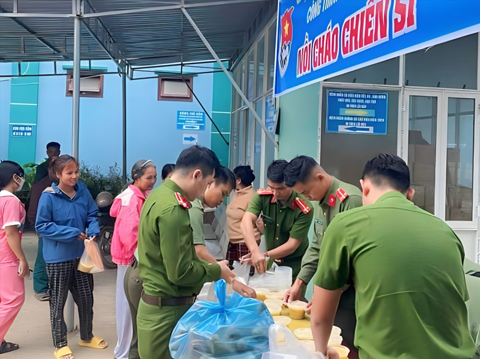 Dù phần ăn không lớn nhưng phần nào giúp các bệnh nhân xoa tan mệt nhọc khi điều trị bệnh. Ảnh: Công an huyện Đông Giang