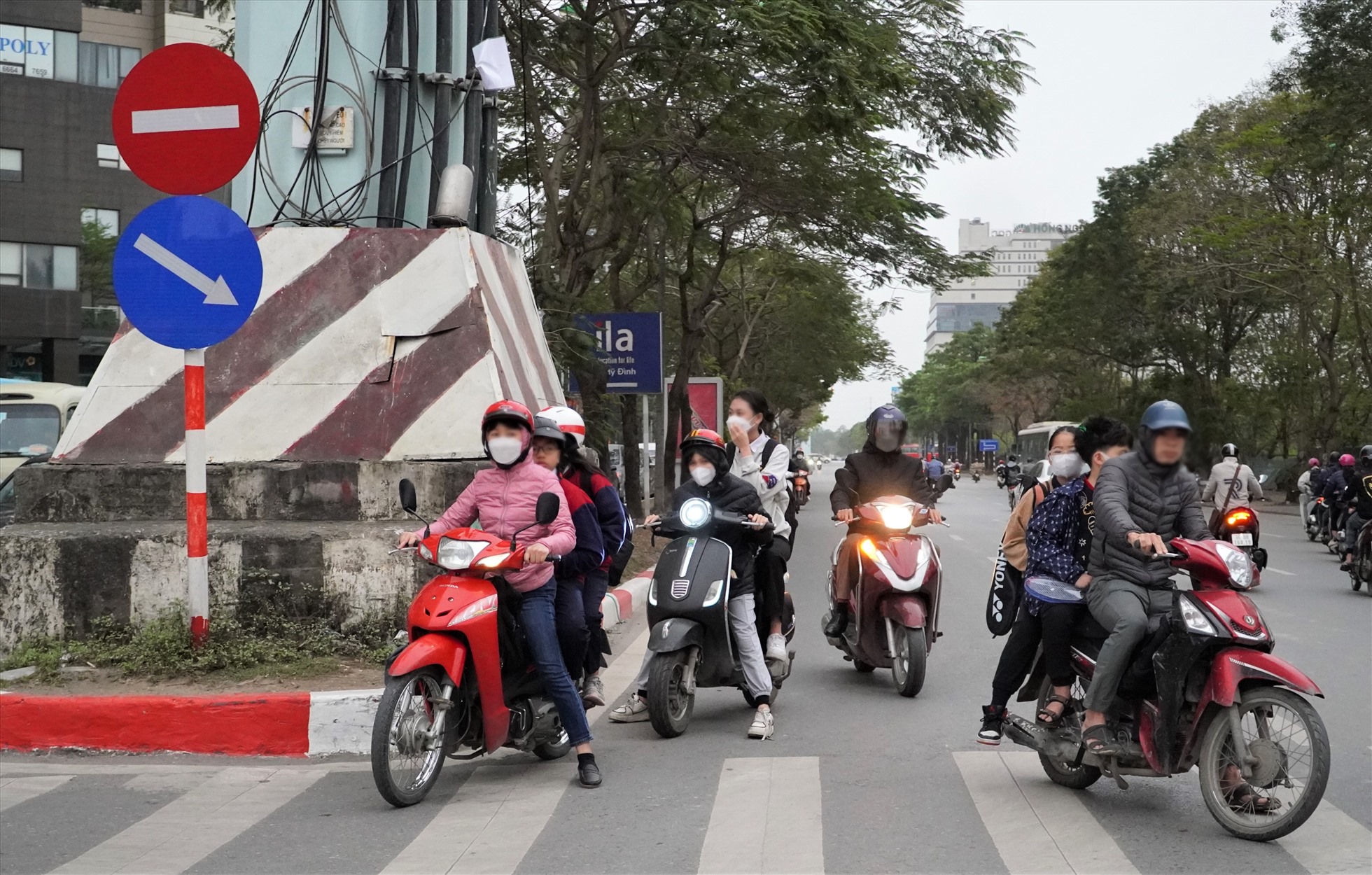 Tại đường Mễ Trì (Nam Từ Liêm, Hà Nội) tình trạng người dân đi xe máy chạy ngược chiều không còn là “chuyện lạ”.