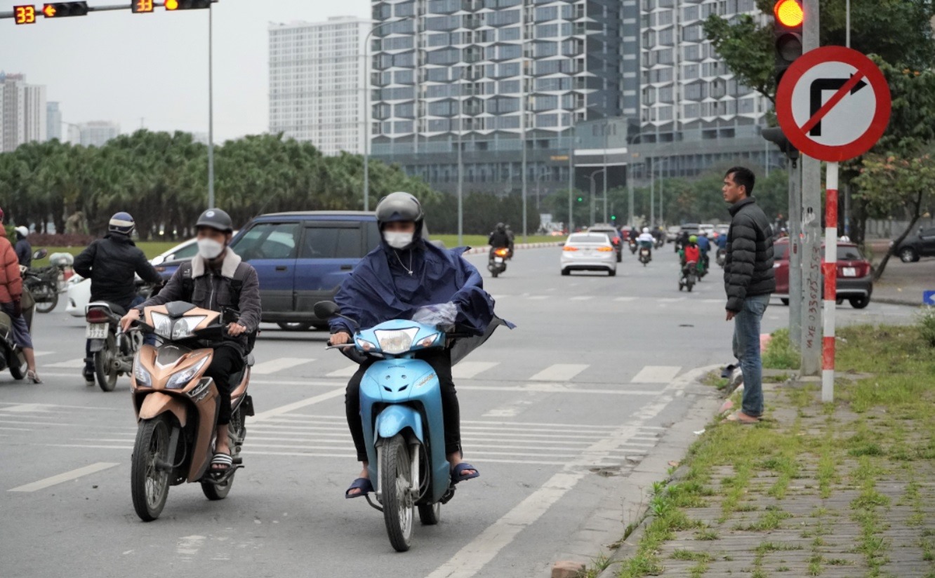 Nhiều người dân không dám đi bộ qua đường vì lo ngại những xe máy ngược chiều đâm phải.