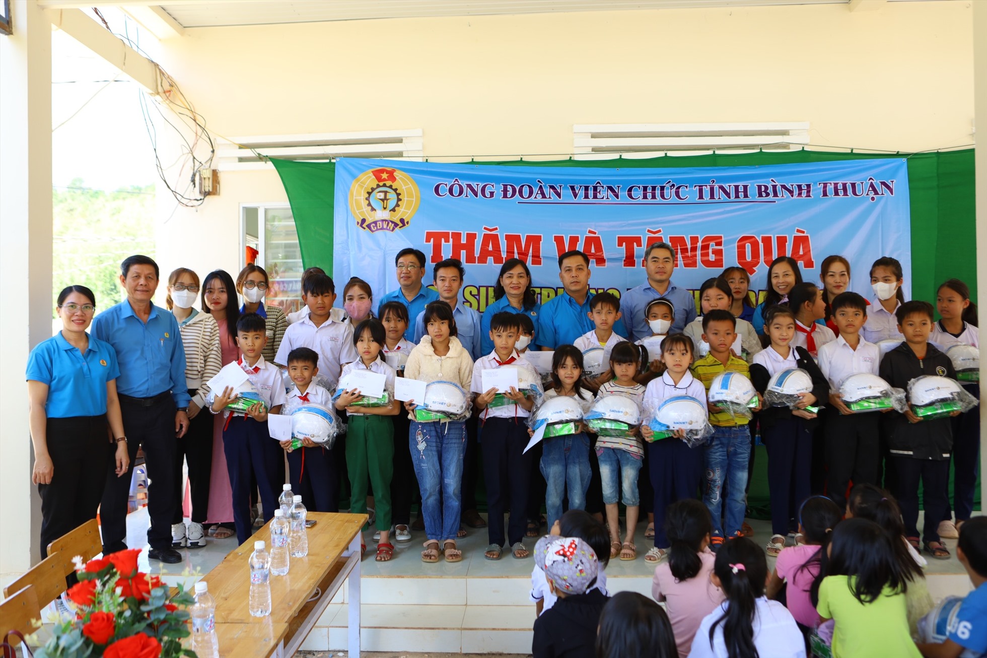 Đoàn công tác của CĐVC tỉnh Bình Thuận trao quà cho các em học sinh Trường tiểu học Đa Mi 2. Ảnh: Duy Tuấn