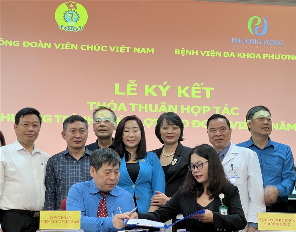 Công đoàn Viên chức Việt Nam ký chương trình phối hợp với Bệnh viện Đa khoa Phương Đông. Ảnh: Phương Minh
