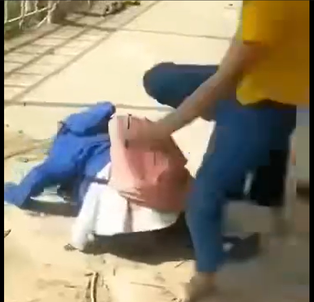 Nữ sinh lớp 6 bị đánh hội đồng nhập viện. Ảnh cắt từ clip