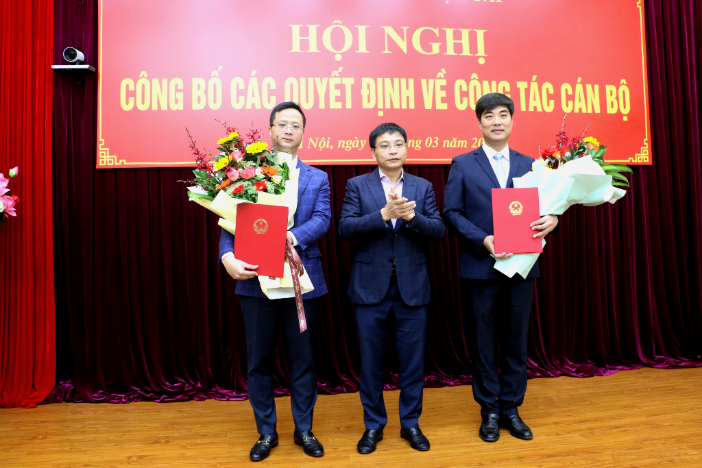 Bộ trưởng Bộ Giao thông vận tải Nguyễn Văn Thắng trao Quyết định các cán bộ mới được bổ nhiệm. Ảnh Bộ Giao thông vận tải