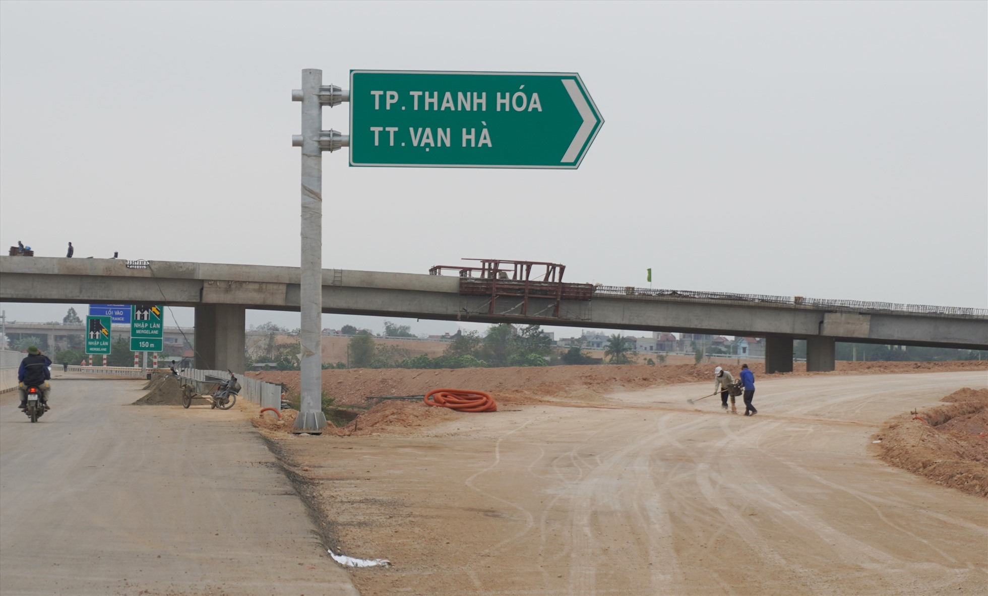 Theo kế hoạch, Dự án cao tốc Bắc - Nam đoạn Mai Sơn - QL45 (với tổng chiều dài hơn 63km, đi qua địa phận 2 tỉnh Ninh Bình và Thanh Hóa) sẽ thông xe trước dịp nghỉ lễ 30.4 và 1.5. Ảnh: Quách Du