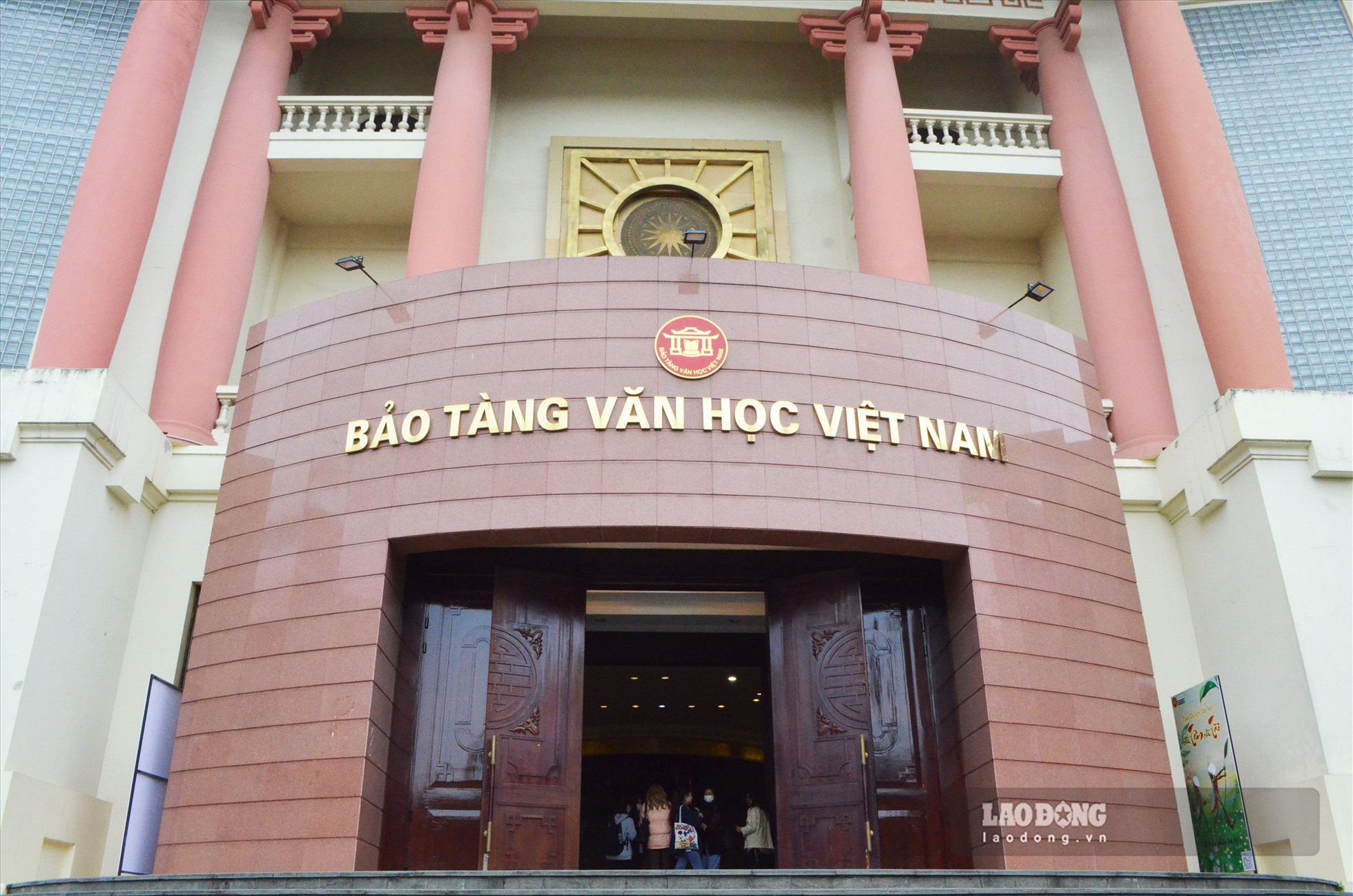 Bảo tàng Văn học Việt Nam được xây dựng tại địa chỉ 275 Âu Cơ, phường Quảng An (quận Tây Hồ, TP Hà Nội) với diện tích hơn 2.000m2. Mảnh đất này vào những năm 60-70 của thế kỷ trước là Trường Viết văn Quảng Bá của Hội Nhà văn Việt Nam . Nơi đây đã lưu lại nhiều kỉ niệm của các nhà văn, nhà thơ nổi tiếng.