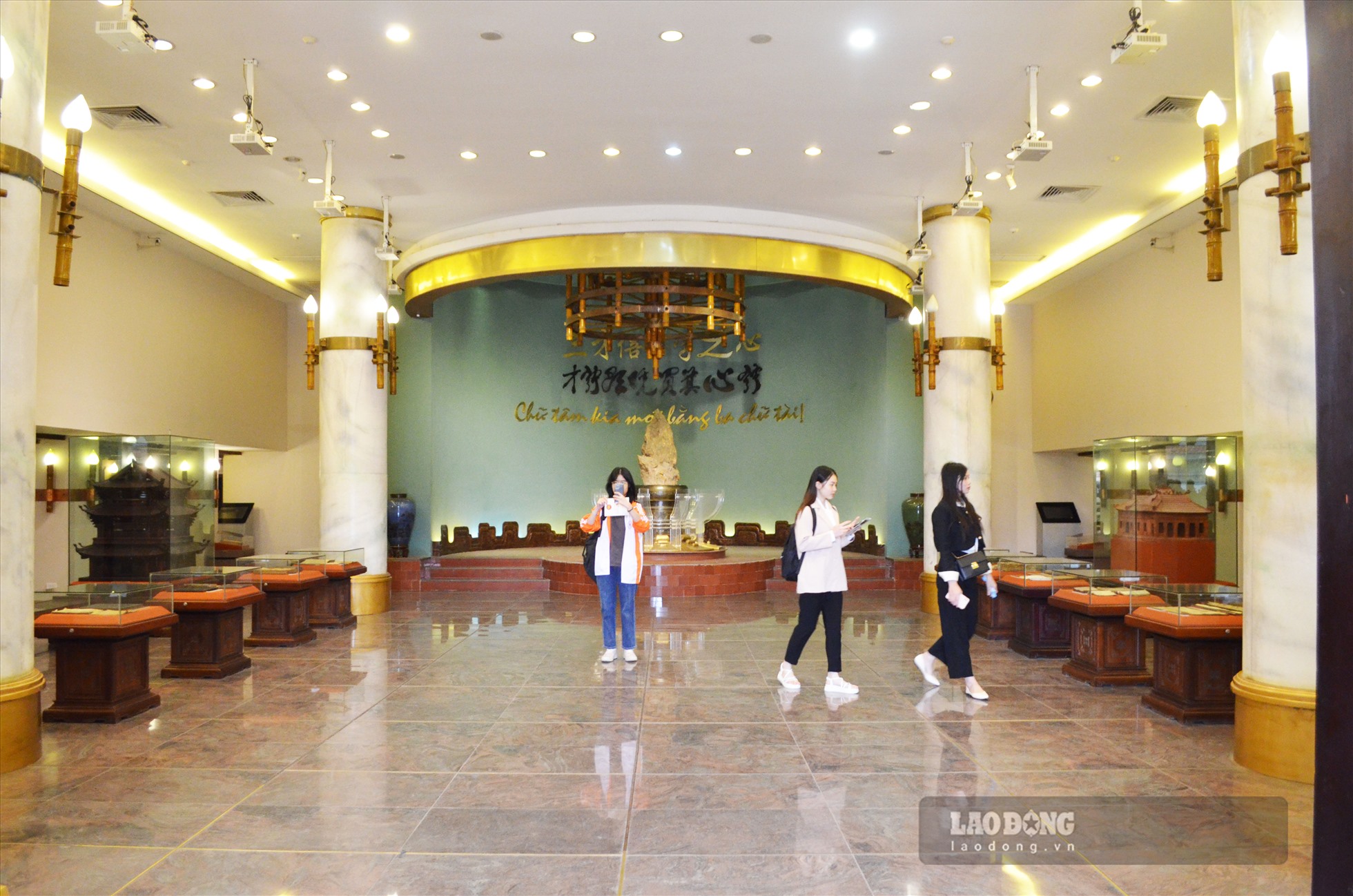 Bảo tàng Văn học Việt Nam được thành lập ngày 8.11.2011 theo Quyết định số 1987/QĐ-TTg của Thủ tướng Chính phủ. Trải qua quá trình sưu tầm và trưng bày đến ngày 26.6.2015, Bảo tàng chính thức mở cửa đón khách thăm quan.