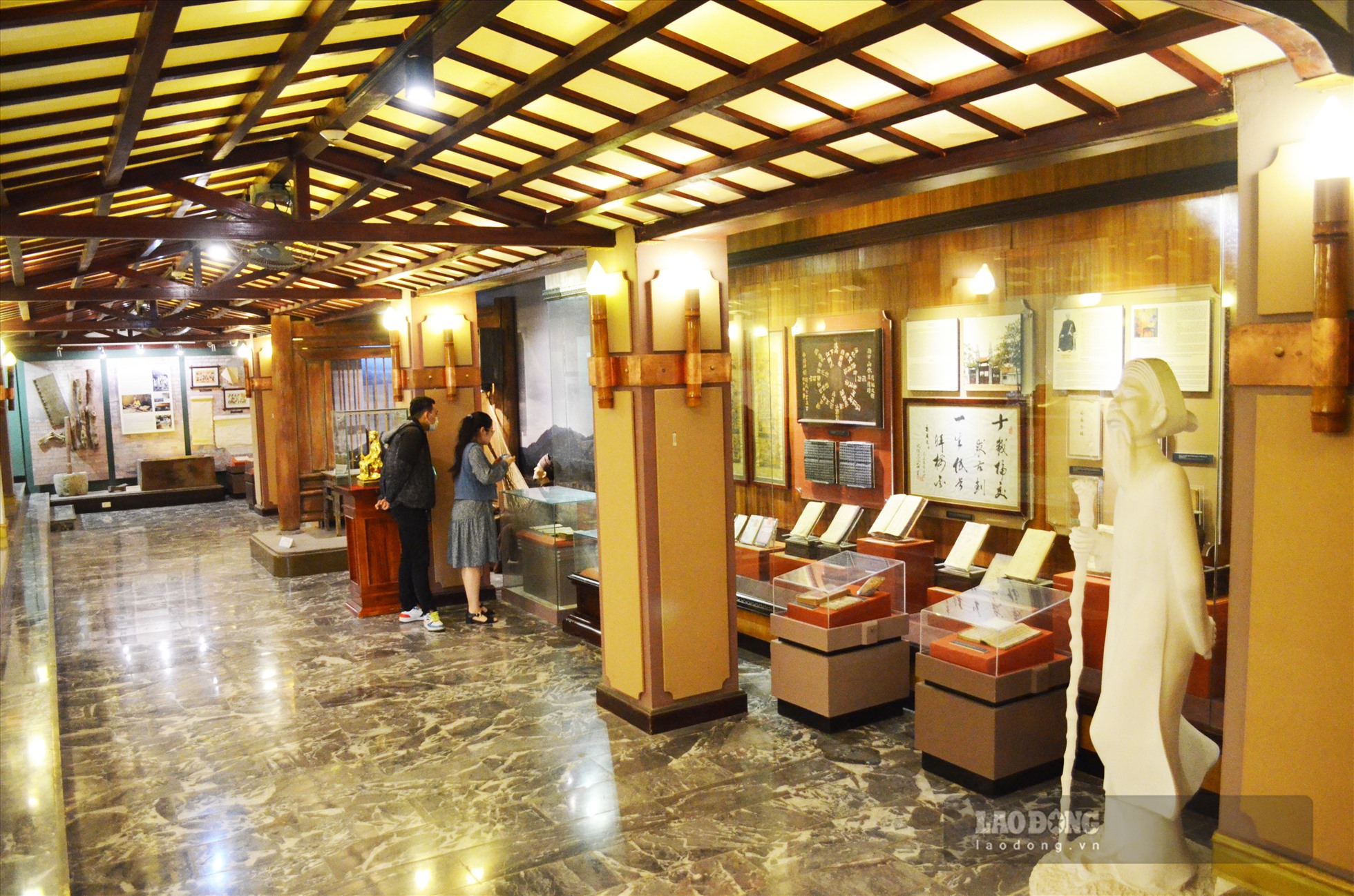 Bảo tàng gồm 2 phần trưng bày chính, gồm trưng bày ngoài trời và trong nhà, lưu giữ rất nhiều tư liệu hiện vật về các nhà văn nổi tiếng trong tiến trình phát triển của lịch sử văn học Việt Nam.