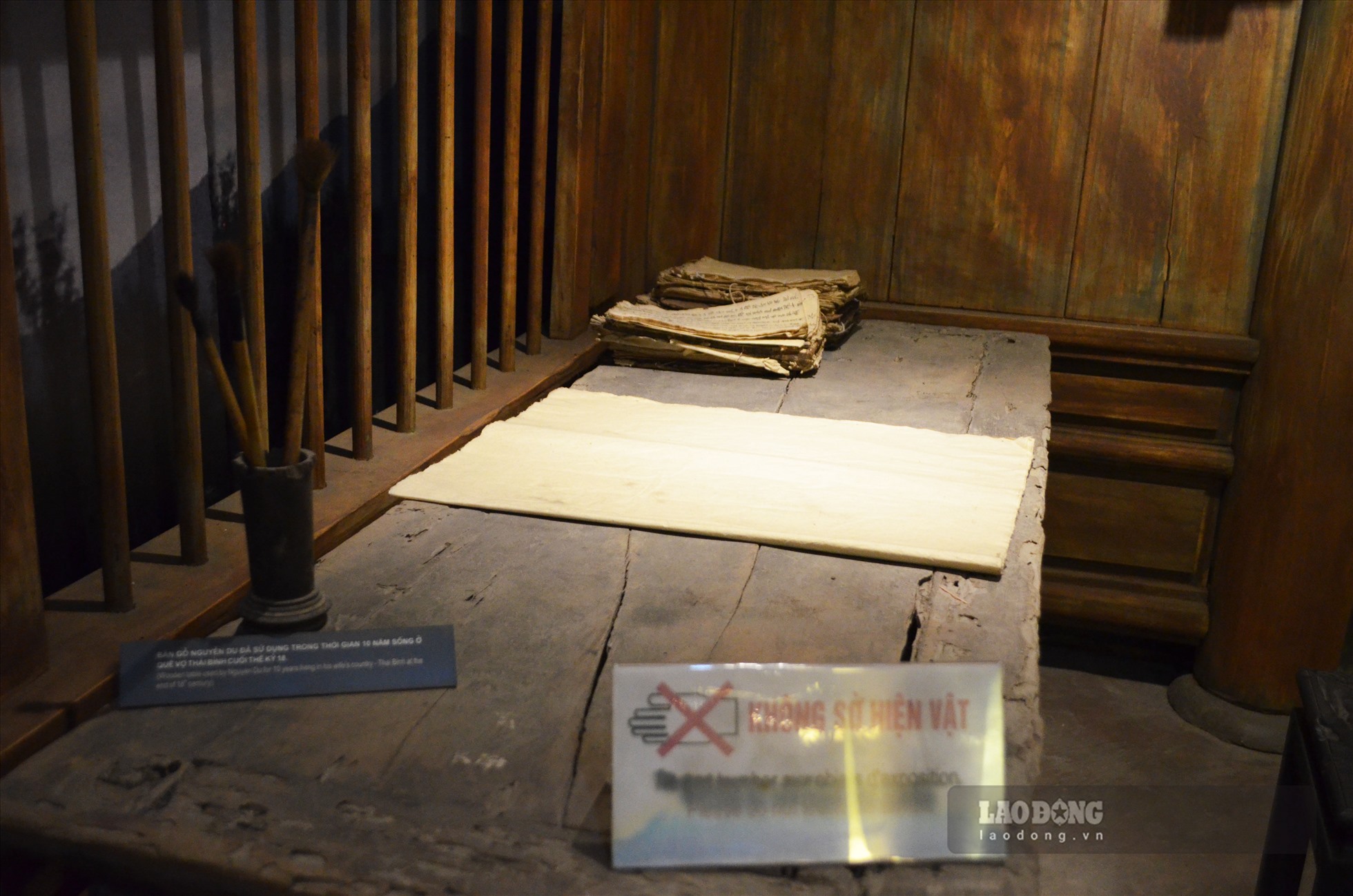 Chiếc bàn gỗ mà tác giả của Truyện Kiều đã sử dụng trong thời gian 10 năm sống ở quê vợ (Thái Bình) cuối thế kỷ 18.