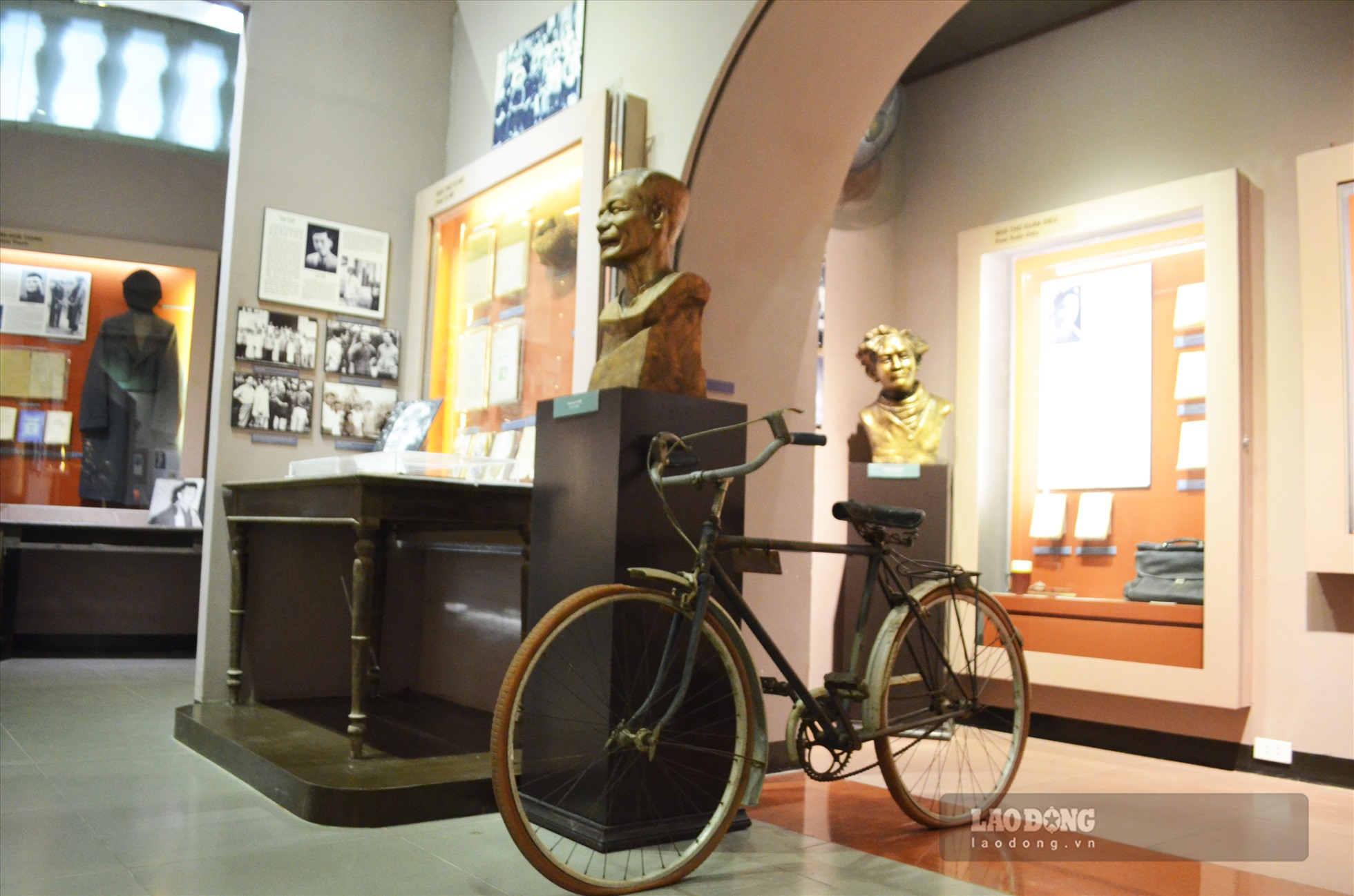 Chiếc xe đạp, mà các tác giả dùng để đi thực tế, đặt cạnh không gian trưng bày hiện vật của nhà thơ Tú Mỡ.