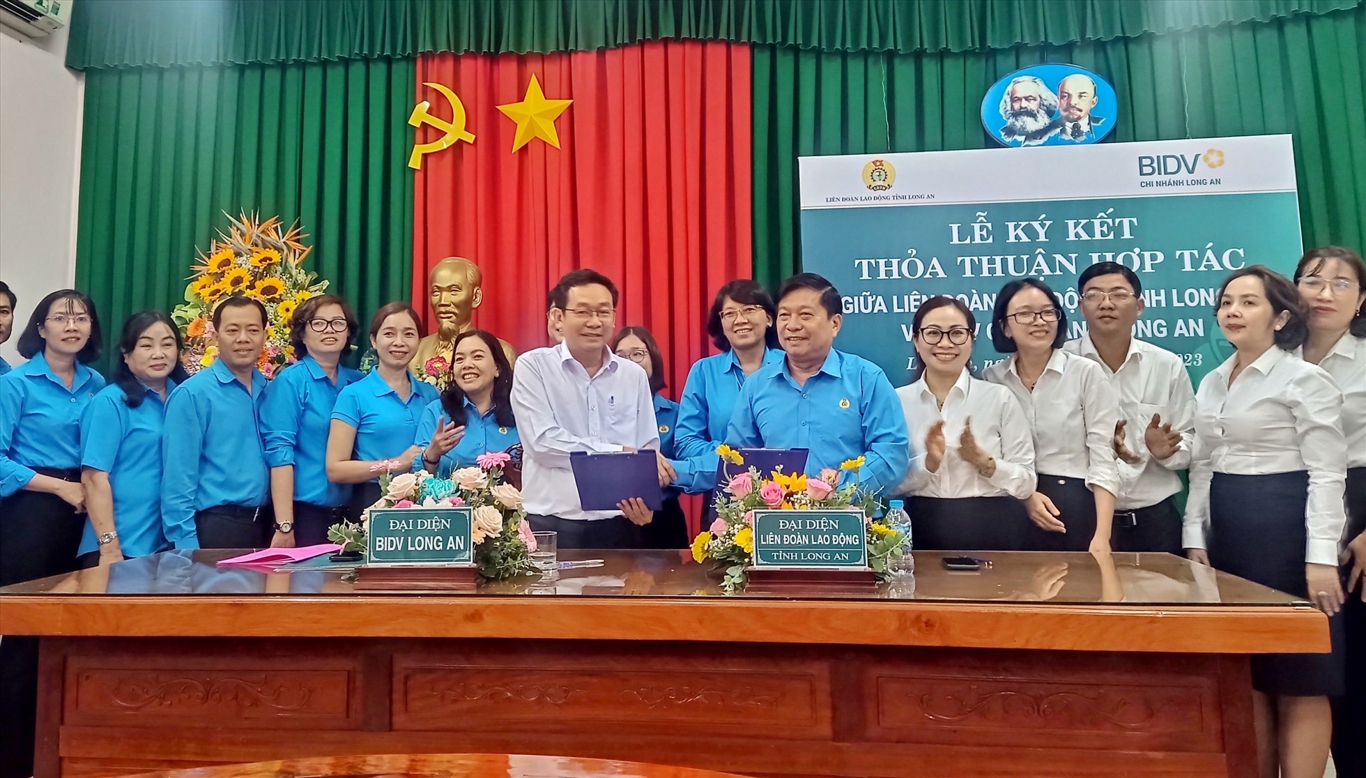 Liên đoàn lao động (LĐLĐ) tỉnh Long An ký kết phối hợp với Ngân hàng TMCP Đầu tư và Phát triển Việt Nam (BIDV) chi nhánh Long An. Ảnh: Thành Nhân