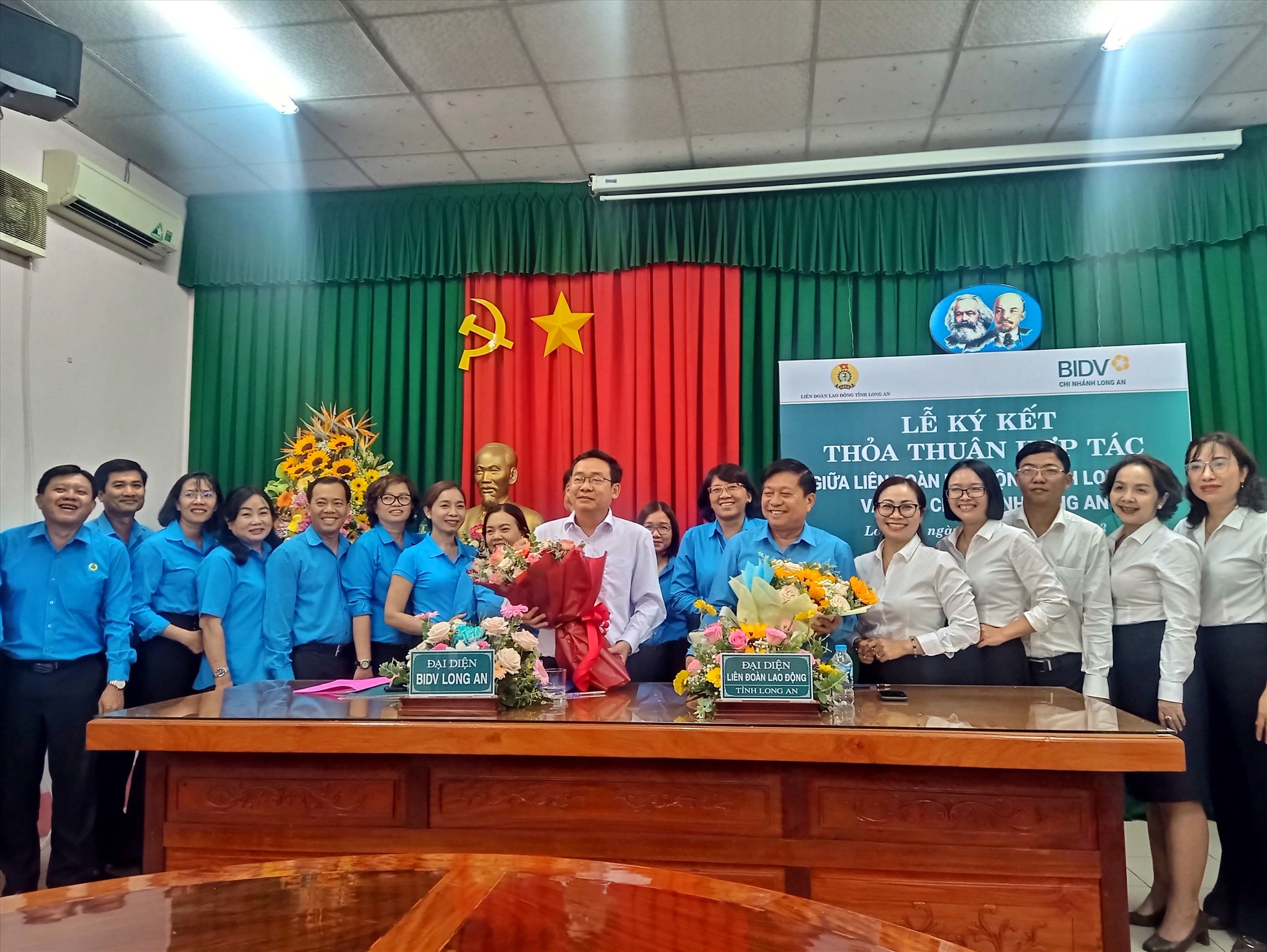 Lễ ký kết giữa LĐLĐ tỉnh Long An và Ngân hàng TMCP Đầu tư và Phát triển Việt Nam (BIDV) chi nhánh Long An. Ảnh: Thành Nhân