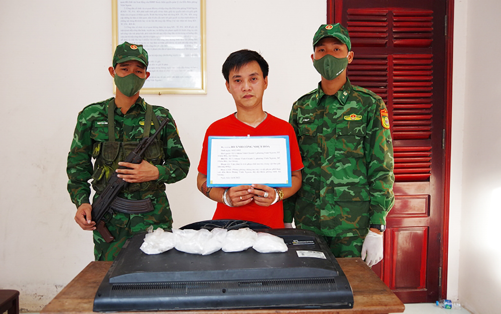 Bị cáo Huỳnh Công Nhựt Hóa tại thời điểm bị Bộ đội biên phòng bắt giữ. Ảnh: Vũ Tiến