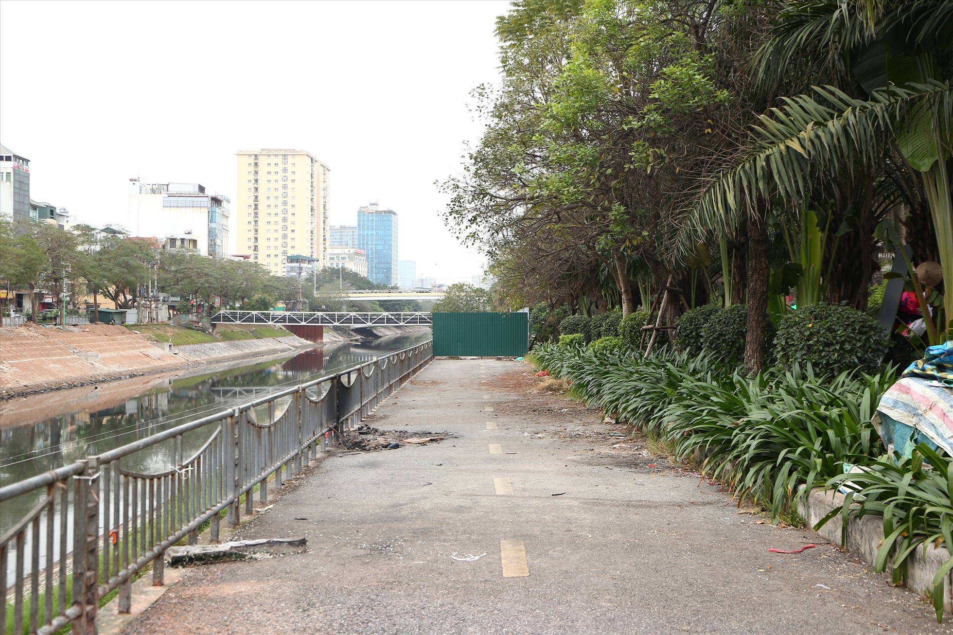 Tuyến đường đi bộ ven sông Tô Lịch được Sở Giao thông Vận tải Hà Nội đầu tư xây dựng vào đầu năm 2019, với tổng mức đầu tư lên tới 64 tỉ đồng. Ảnh: Vĩnh Hoàng
