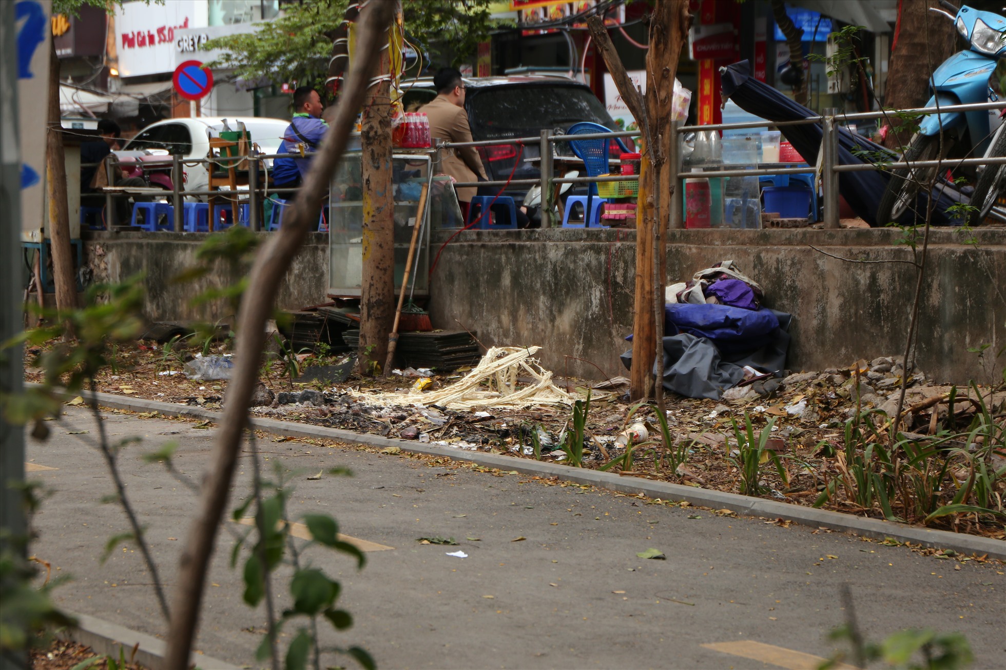 Bã mía của quán nước phía trên đổ trộm trên tuyến đường dành cho người đi bộ phố Thái Hà. Ảnh: Vĩnh Hoàng