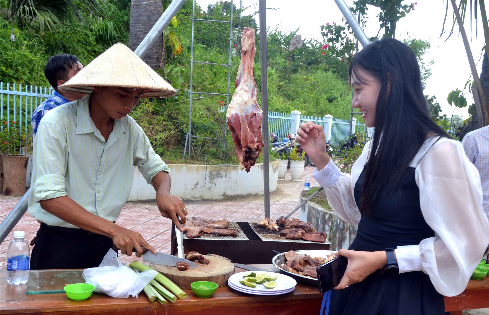 Bò nướng được chế biến theo văn hoá ẩm thực của của đồng bào Khmer Bảy Núi sẽ là hấp dẫn để du khách khám phá. Ảnh: Lâm Điền