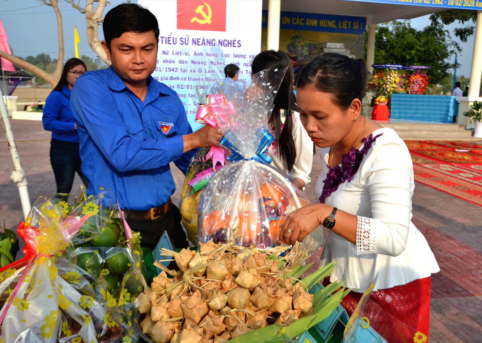 Bánh Kà Tum, đặc sản ẩm thực của đồng bào Khmer Bảy Núi. Ảnh: Lâm Điền