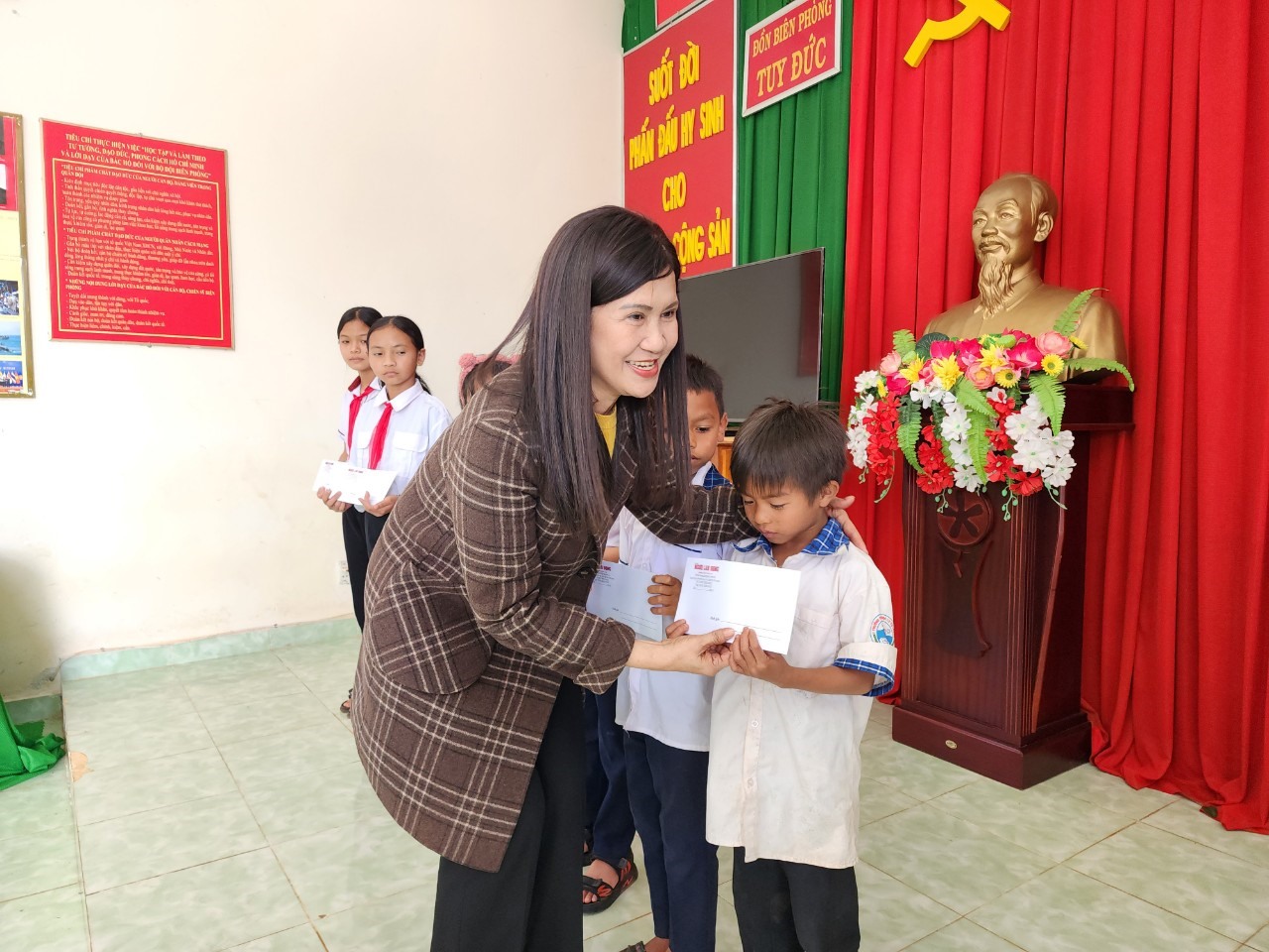 Lãnh đạo UBND tỉnh Đắk Nông trao học bổng cho học sinh nghèo. Ảnh: Bảo Trung