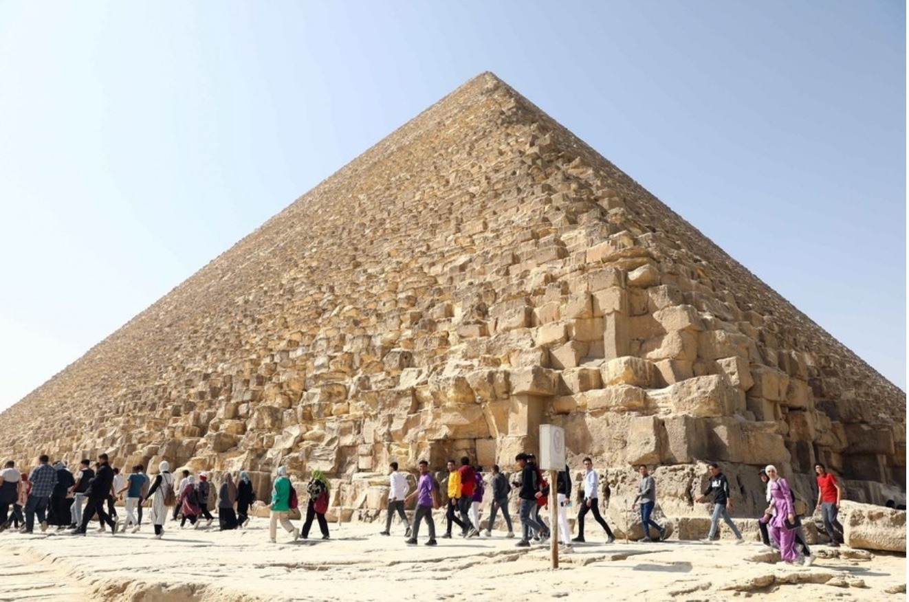 Du khách tham quan Đại kim tự tháp Giza ở Ai Cập. Ảnh: Xinhua